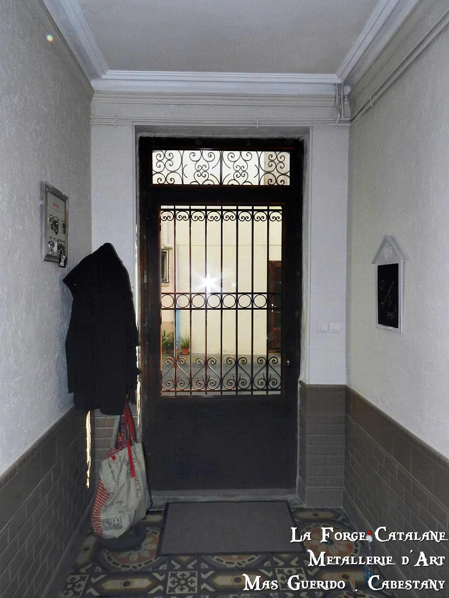 Porte vitree espion travail chaud volutes imposte fixe  frise centrale avec cercles forge catalane 1.jpg